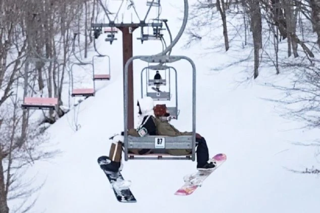 リフトに乗って雪山を楽しむ二人。冬のバイトを探している方には、スキーやスノーボードを楽しめる最高の環境です。