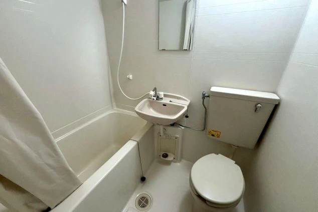 リゾートバイトの個室寮にある、清潔なバスタブとシャワー、トイレ付きのユニットバスの画像。