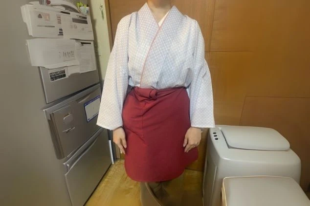 リゾートバイトで駐車場係として働く際の和装の制服(着物と赤の前掛け)画像。
