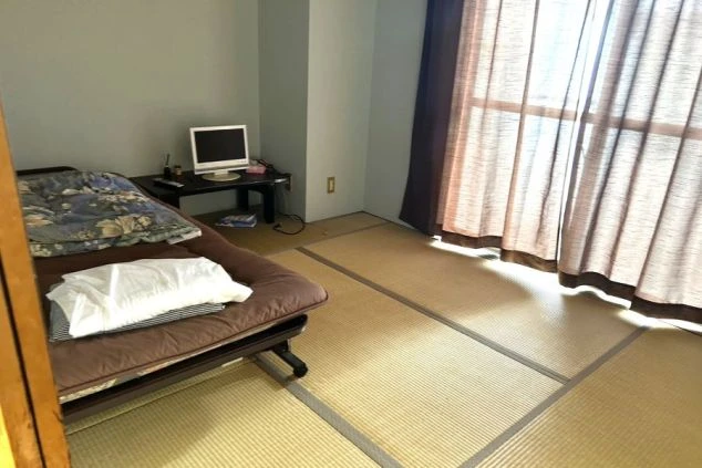 リゾートバイトの個室寮の部屋の画像。