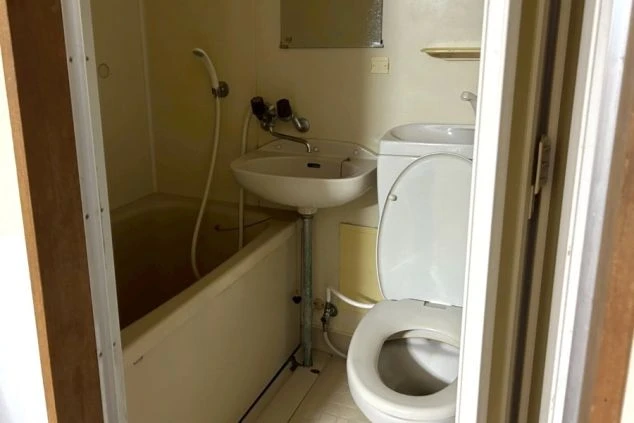 リゾートバイトの個室寮の部屋にあるユニットバスの画像。