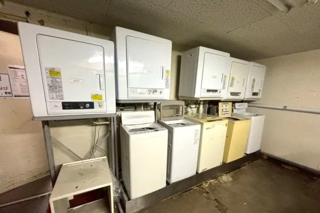 リゾートバイト寮の共用ランドリースペースの写真。洗濯機と乾燥機が完備されており、仕事着や私服の洗濯に困らない充実の設備。