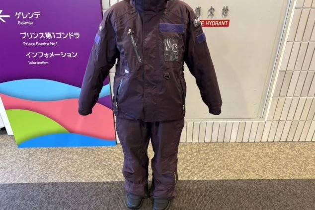 チケット販売・インフォメーションスタッフ用の制服画像。