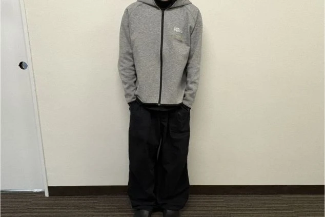 スキー場レンタル受付スタッフの制服画像。動きやすく温度調節もしやすい、グレーのジップアップパーカー。