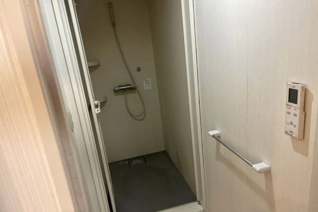 リゾートバイトの男性寮のシャワールームの画像。