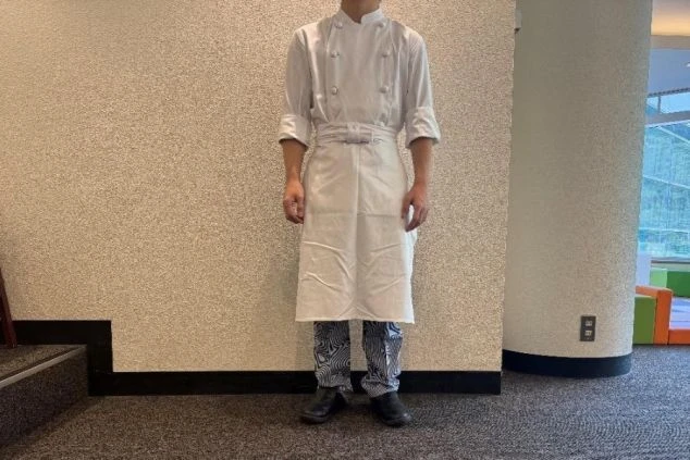 ホテルレストランの調理職種の男性が着る制服画像。