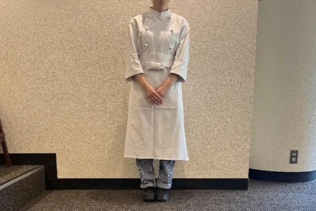ホテルレストランの調理職種の女性が着る制服画像。