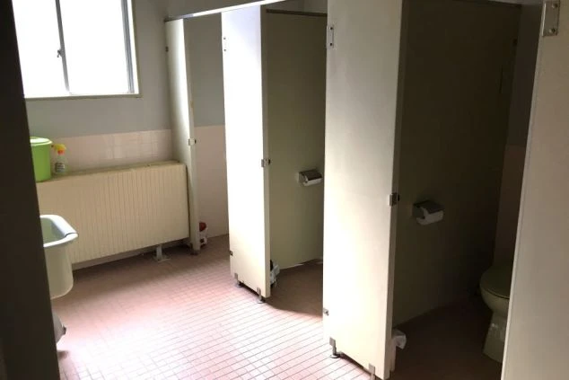 プライバシーに配慮された仕切りと、ウォシュレット付き洋式トイレが並ぶ、きれいな共同トイレ。