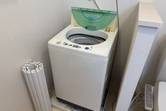 縦型洗濯機が置かれた洗濯スペース。