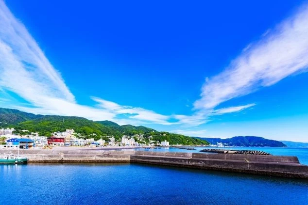 青い海と空が広がる港の風景