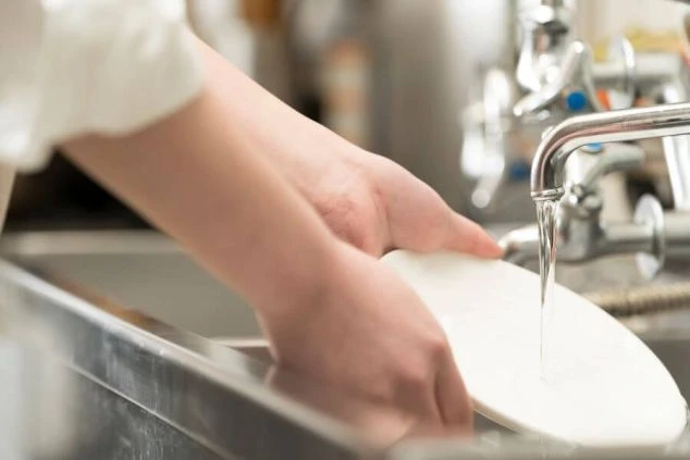 洗い場のリゾートバイト風景