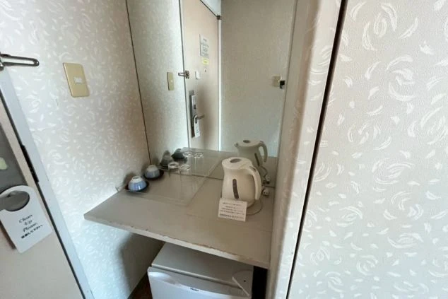 北海道・北広島でのリゾートバイト、個室寮の設備。電気ケトルや冷蔵庫が完備された清潔感のある住み込み環境。