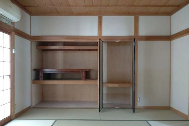 冷暖房と大きな収納のある清潔な個室。プライベートが確保できるシェアハウスの一室。