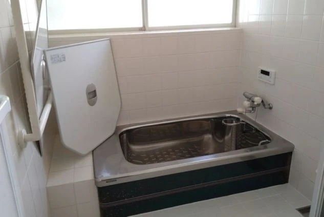 綺麗に磨かれた浴槽付のバスルーム。