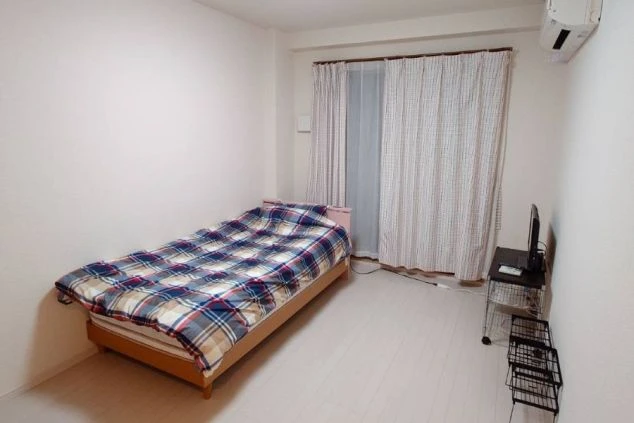 リゾートバイトの寮に完備されたワンルーム個室。ベッド、キッチン、家電が揃い、快適な一人暮らしが可能。