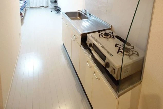 リゾートバイトの寮に完備されたキッチン。コンロとシンクがあり、自炊で食費を節約できる。