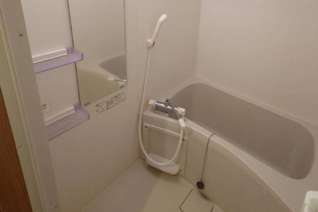 リゾートバイトの寮に完備された清潔な浴室。浴槽とシャワーがあり、仕事の疲れを快適に癒せるプライベートな空間。