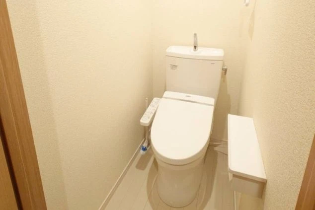 リゾートバイトの寮に完備された、温水洗浄便座付きの清潔なトイレ。プライベートな空間で、快適な住み込み生活をサポート。