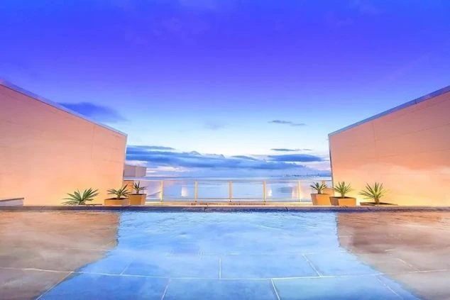 リゾートバイトの勤務先にあるプール。夕暮れの空と海を望む、非日常的な空間で、仕事の疲れを癒してリフレッシュ。