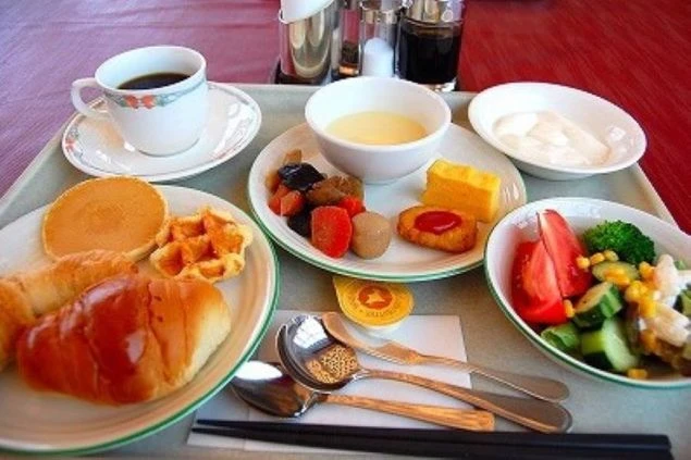 リゾートバイトのバイキング形式の賄い画像。