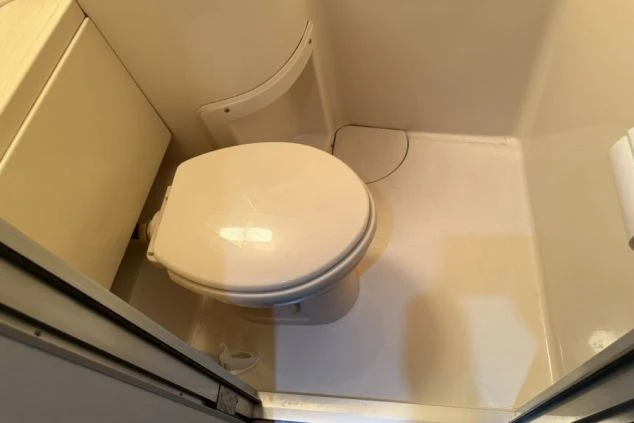 寮内のトイレ設備。白を基調としたシンプルな個室です。