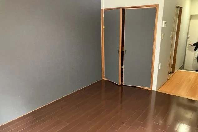 リゾートバイトの寮の収納スペース。荷物をしまえるクローゼットが完備されています。