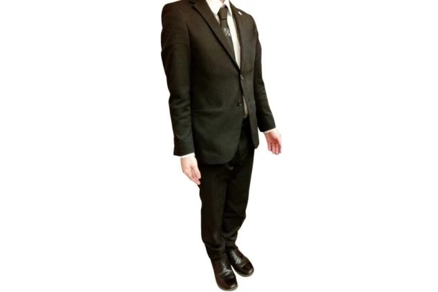 フロントで働く男性スタッフの制服。ダークスーツを着用した、フォーマルで誠実な印象のスタイルです。