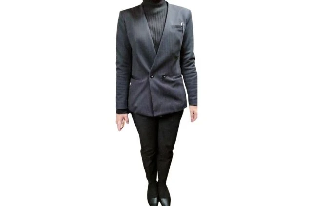 フロントで働く女性スタッフの制服。黒のタートルネックに、ストライプのジャケットを合わせた、シックで知的なスタイルです。