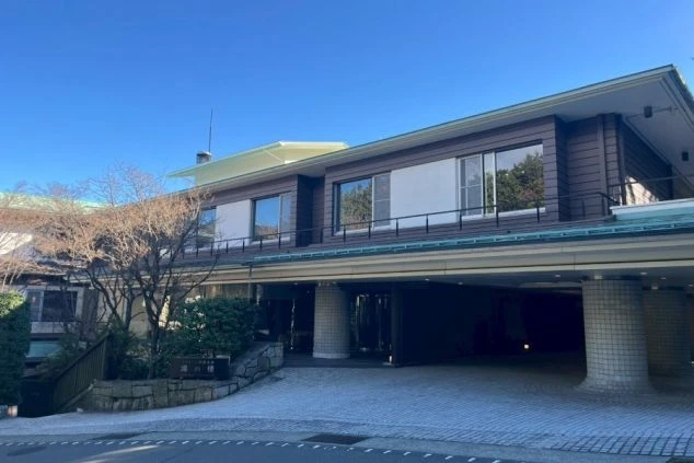 施設外観。豊かな自然と名湯に囲まれた環境で働く、神奈川県箱根エリアのリゾートバイト求人。
