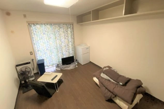 リゾートバイトの寮の個室。ベッド、テレビ、冷蔵庫、テーブルなどが完備され、自分だけの空間でリラックスできます。