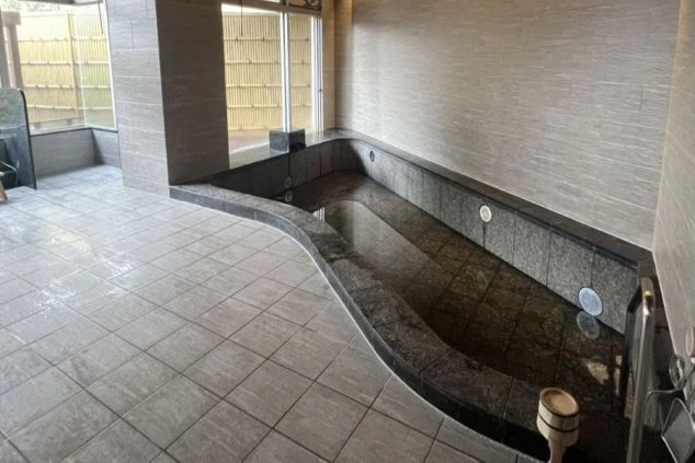 リゾートバイトの寮に完備された、広々とした共同浴場。大きな湯船で、仕事の疲れをゆっくりと癒すことができます。