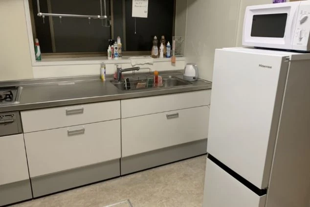 リゾートバイト個室寮のキッチン。冷蔵庫、電子レンジ、電気ケトルなどの生活家電が完備されている。