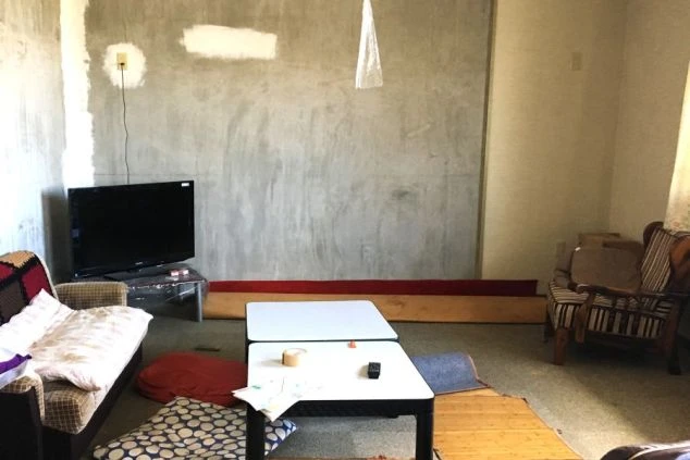 リゾートバイトの仲間との交流に便利な寮の共同スペース。テレビ、ソファー、座卓が完備され、仕事終わりやくつろぎの場として利用できる談話室。