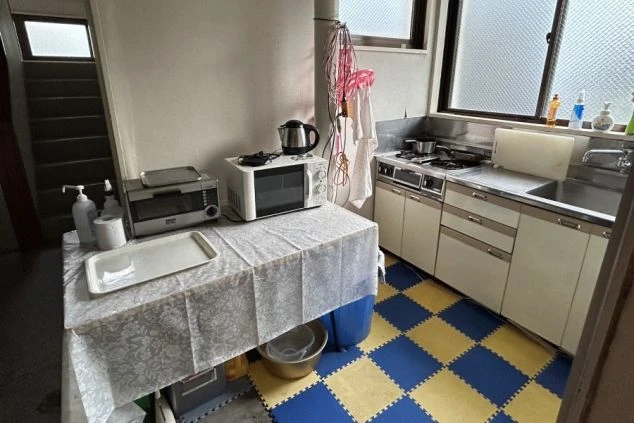 リゾートバイトの相部屋寮の共用キッチンの画像。