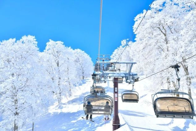 スキーリフトと雪景色が広がる野沢温泉のコラージュ画像。「#派遣スタッフ100名以上 #リフト券・レンタル無料 #語学が活かせる #友達と一緒に応募OK」といったリゾートバイトの魅力が書かれている。