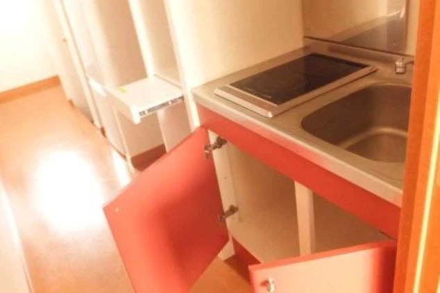 リゾートバイト寮のキッチン。シンクとコンロがあり、簡易的な調理もできる。