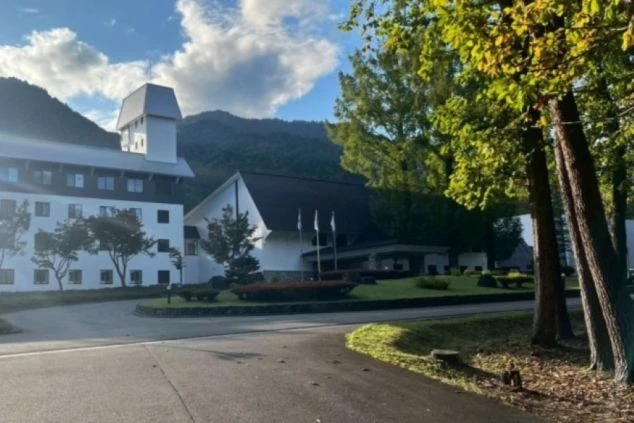 長野県大町市のマウンテンリゾートの洗練された施設外観。北アルプスの大自然に囲まれたホテルの外観。