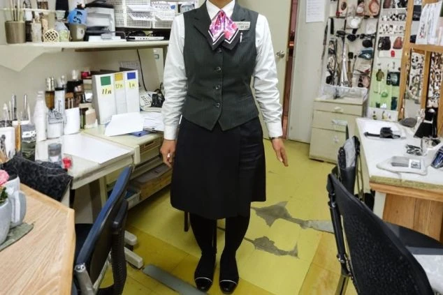 フロント(女性)の冬の制服