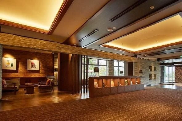 モダンで落ち着いた雰囲気のリゾートホテルのロビー内装画像。