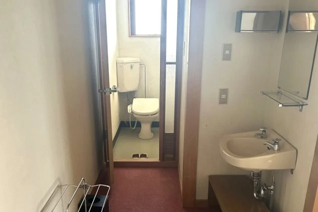 リゾートバイト寮のトイレと洗面所の画像。