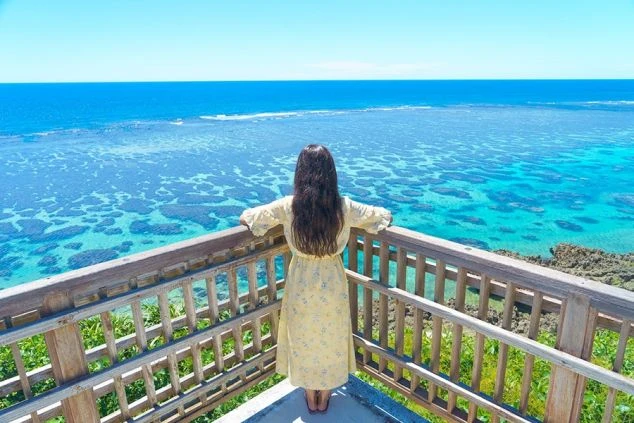 宮古島の海を眺める女性のリゾートバイトスタッフ。