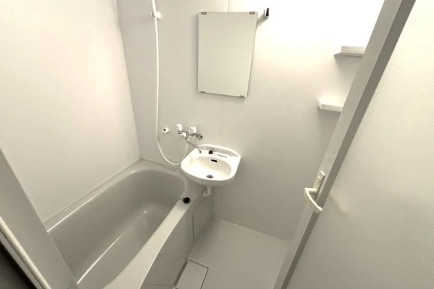 リゾートバイトの寮の浴室の画像。浴槽とシャワー、洗面台がコンパクトにまとまっており、清潔感のある空間。