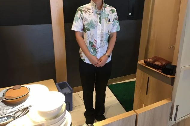 宮古島のホテルの女性の制服画像。かりゆしと黒スラックス。