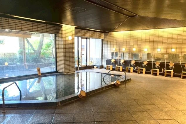 有馬温泉街で見られる 「ありま」の文字と、ゴンドラや花、木のデザインが施されたマンホールの蓋。