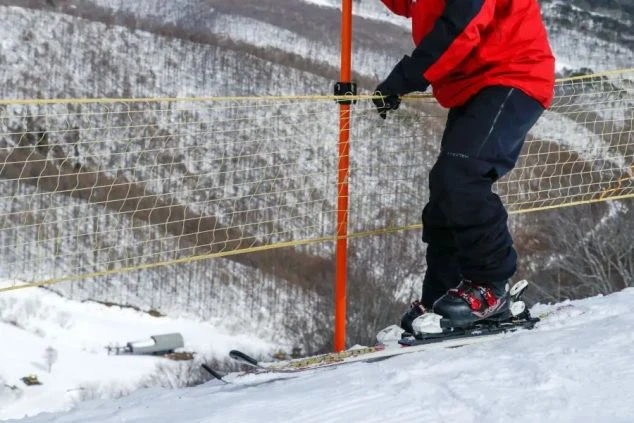 リゾートバイトの仕事場であるスキー場のパトロールスタッフ。ゲレンデの安全を守る、責任感のある仕事。