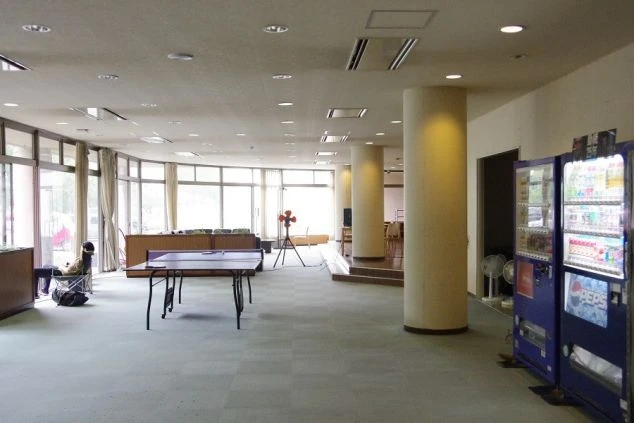 リゾートバイトの寮にある共同談話室。卓球台やソファが設置され、仲間とオフの時間を過ごせるリラックス空間。