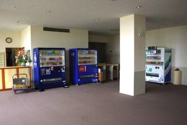 リゾートバイトの寮にある自動販売機コーナー。飲み物や軽食が購入でき、住み込み生活を便利にサポート。