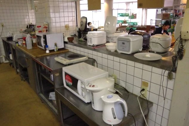 リゾートバイトの寮にある共同キッチン。電子レンジや炊飯器、調理器具が揃い、自炊で生活費を節約できる。