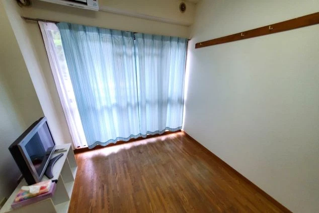 リゾートバイトの完全個室寮。エアコン・テレビ付きで、フローリングの綺麗なお部屋です。