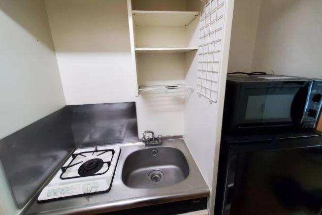 リゾートバイト寮のキッチン。ガスコンロに加え、冷蔵庫や電子レンジも完備で、簡単な自炊が可能です。